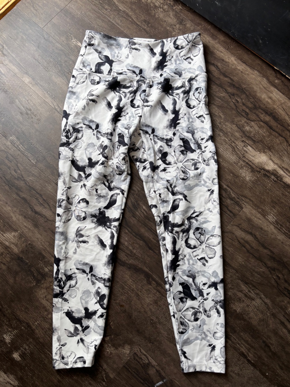 Balance Collection Black & White Floral Print Leggings